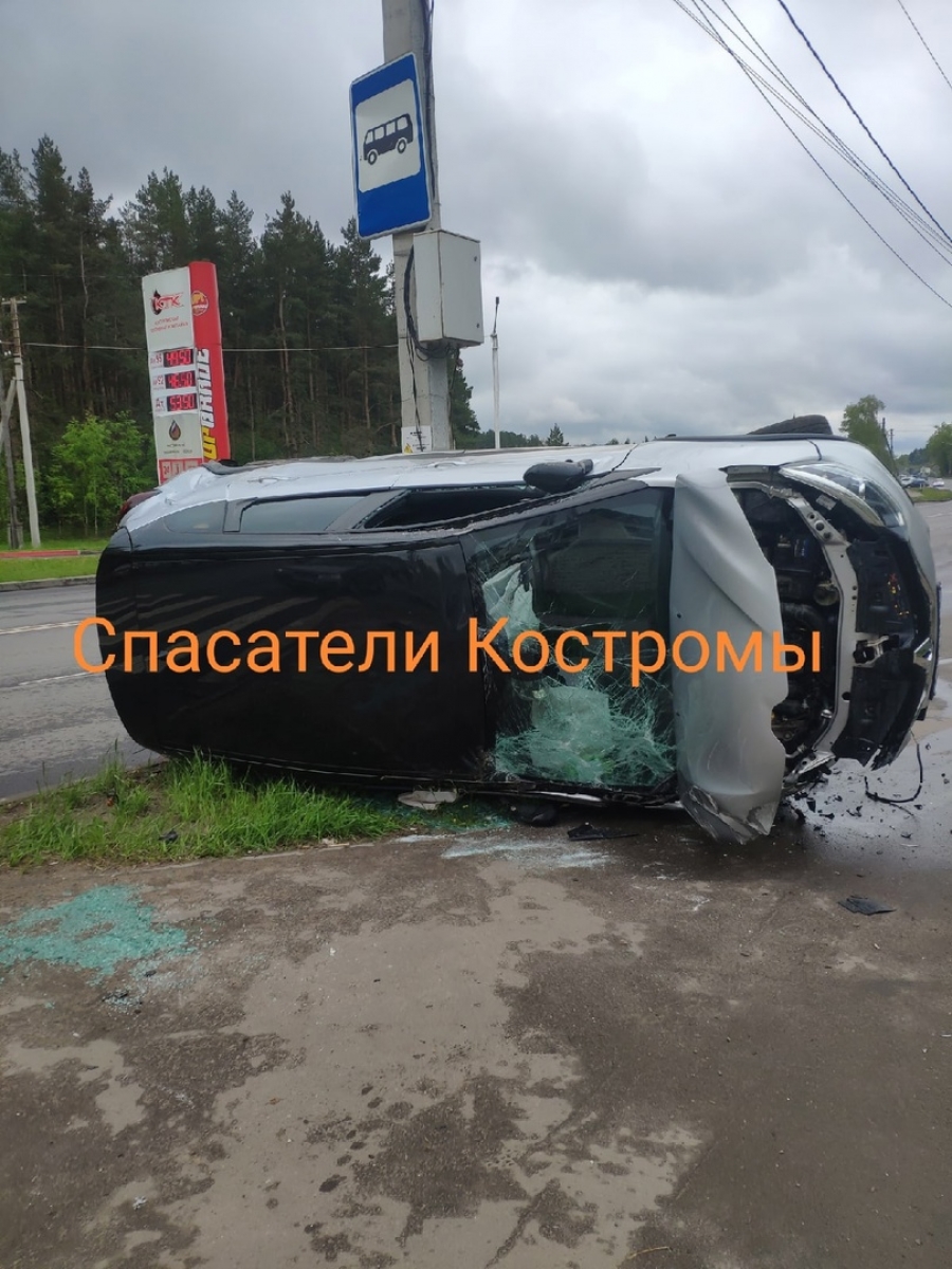 Есть пострадавший: в Костроме легковушка въехала в столб (ФОТО)