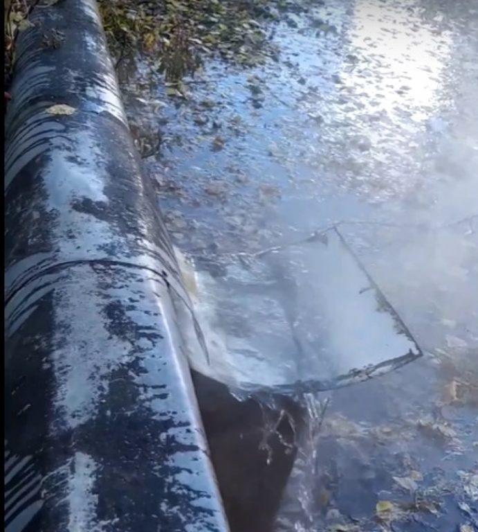 Сколько воды утекло: улицу Сутырина третью неделю заливает кипятком