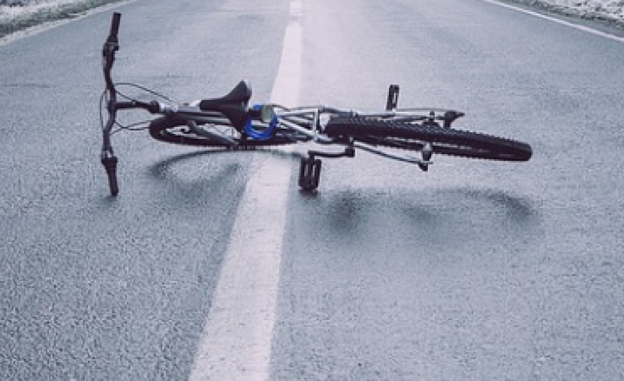 В Костромской области подросток упал с велосипеда прямо под колёса авто