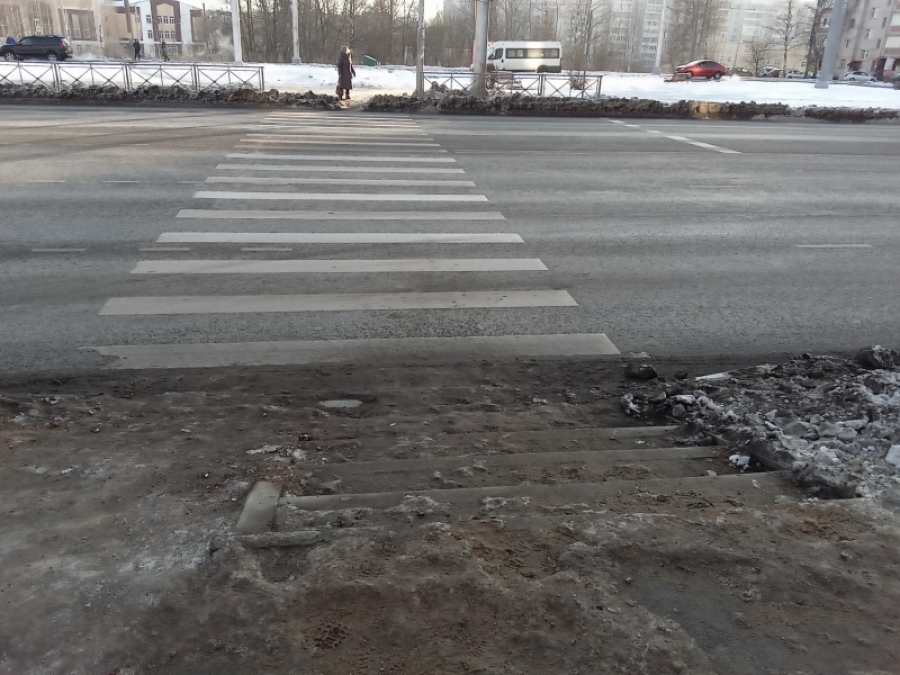 Добро пожаловать под колеса: всеми забытые «пешеходные горки» на Магистральной продолжают покрываться льдом