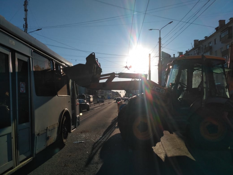 В центре Костромы трактор дорожников протаранил троллейбус с пассажирами (ФОТО)