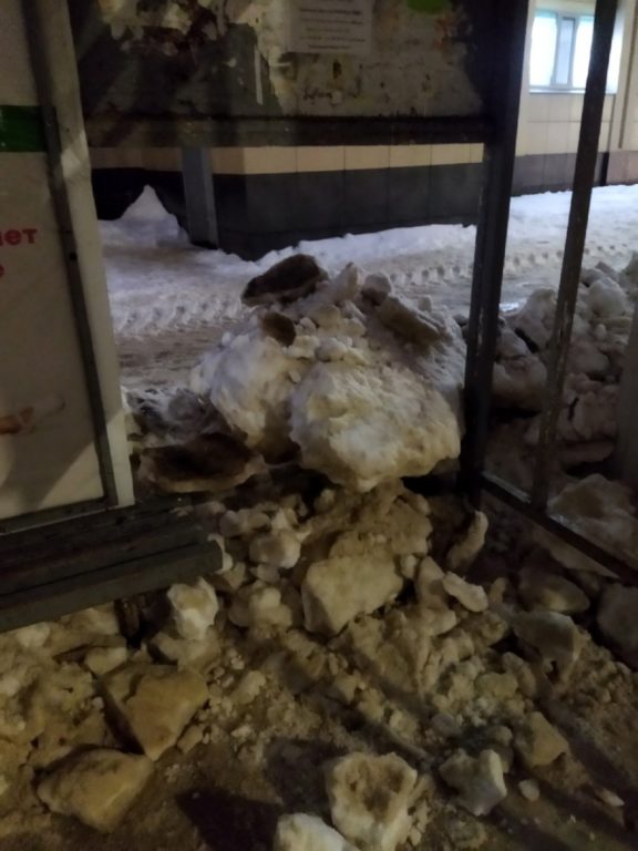 В Костроме дорожники завалили остановку огромными глыбами снега