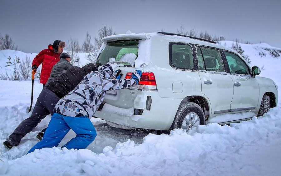 Водителям на заметку: костромским автолюбителям рассказали, как спасти машину из снежных «лап»