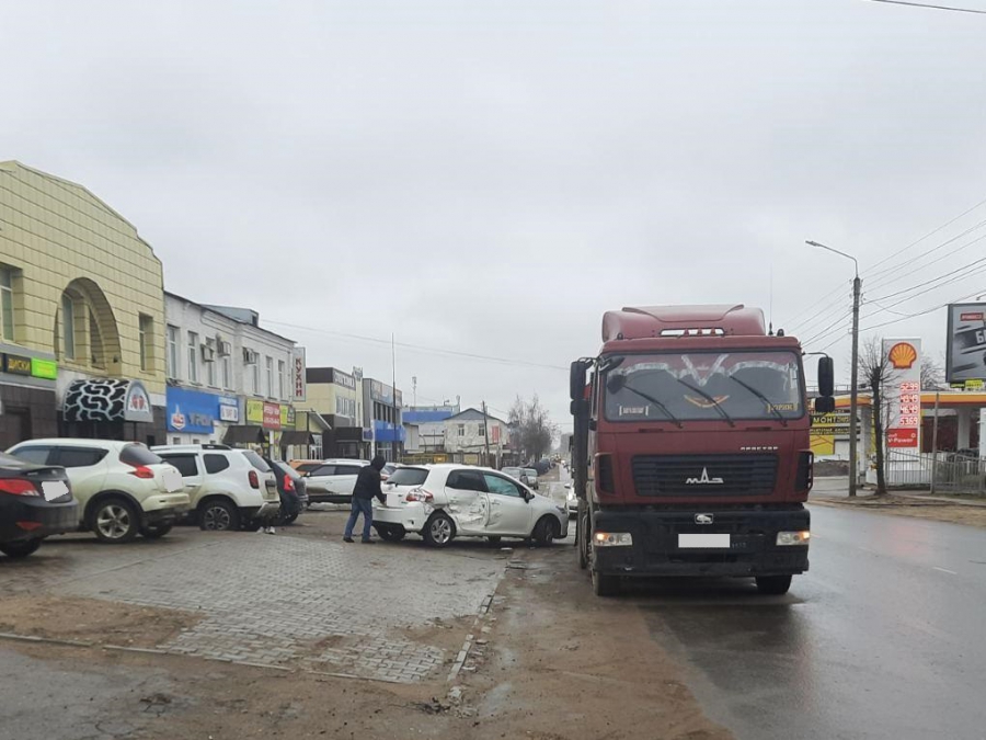 Автоледи на «Тойоте» устроила массовое ДТП в Костроме