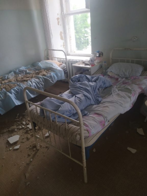 В костромской больнице часть потолка упала на кровать пациентки (ФОТО)
