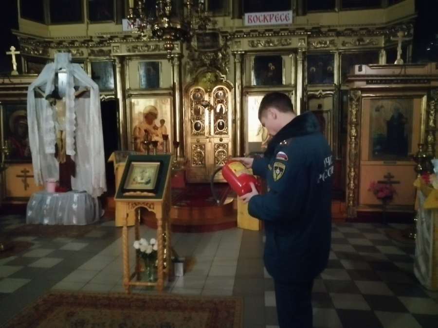 Перед Рождеством костромские сотрудники МЧС посетили церкви и храмы