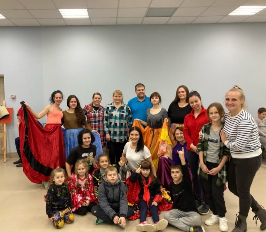 Цыганский колорит: беженцев из ДНР и ЛНР очаровали страстными танцами