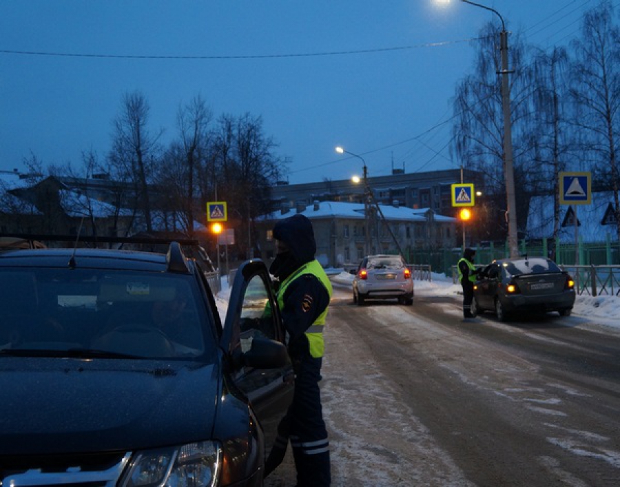 В Костромской области автополицейские занялись профилактикой столкновения автомобилей