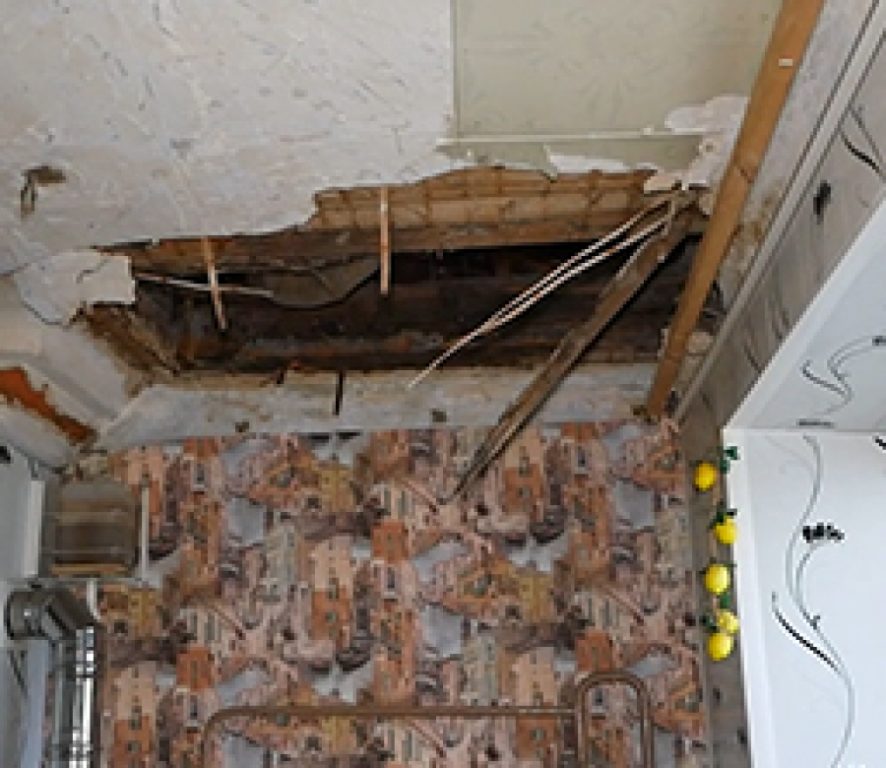 А из нашего «окна» крыша сгнившая видна: в одной из квартир Костромы обрушился потолок