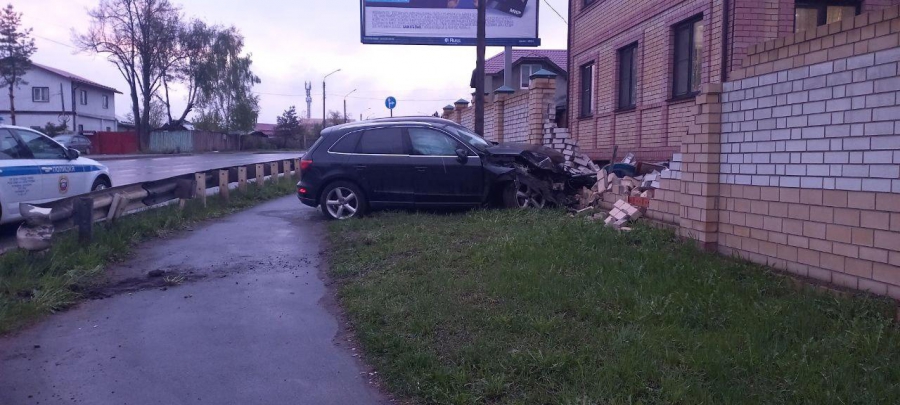В Костроме пьяный водитель на Ауди снёс многострадальный забор на повороте с Нижней Дебри
