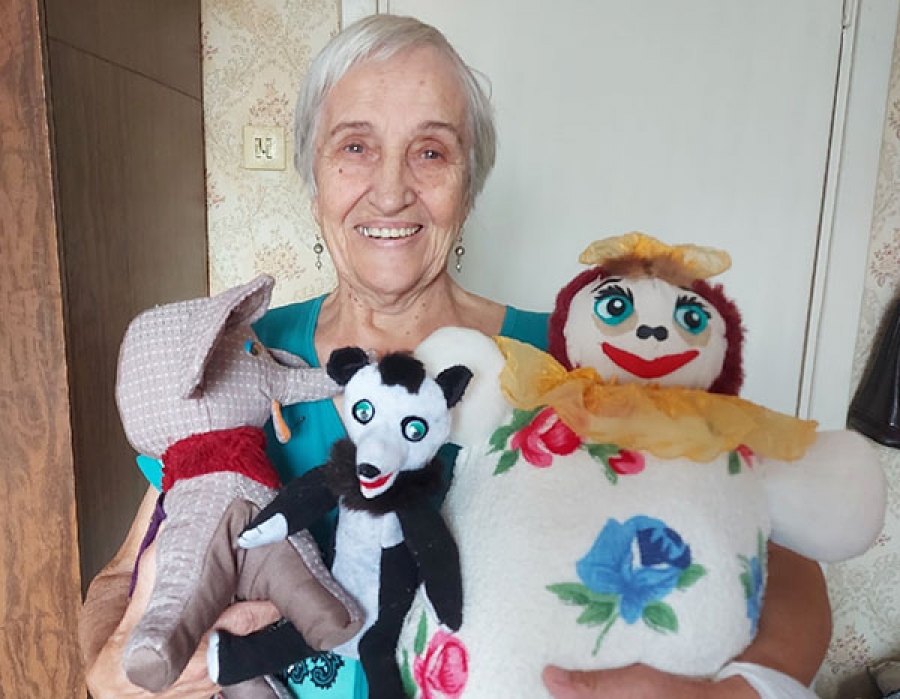 Хобби на благотворительность: костромская пенсионерка шьёт игрушки для беженцев