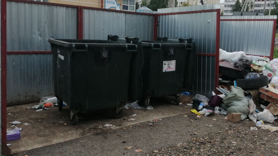 Костромичи жалуются на сломанные и ржавые мусорные контейнеры
