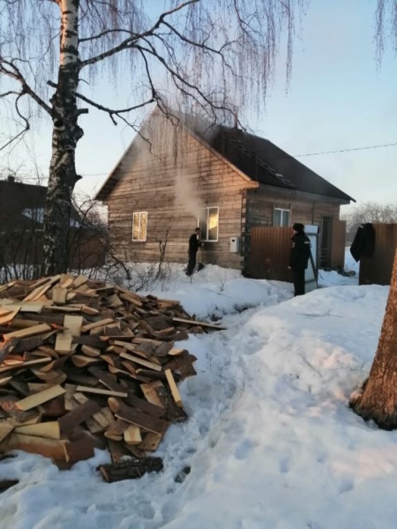 В Костромской области полицейские спасли из огня очень пьяного мужчину