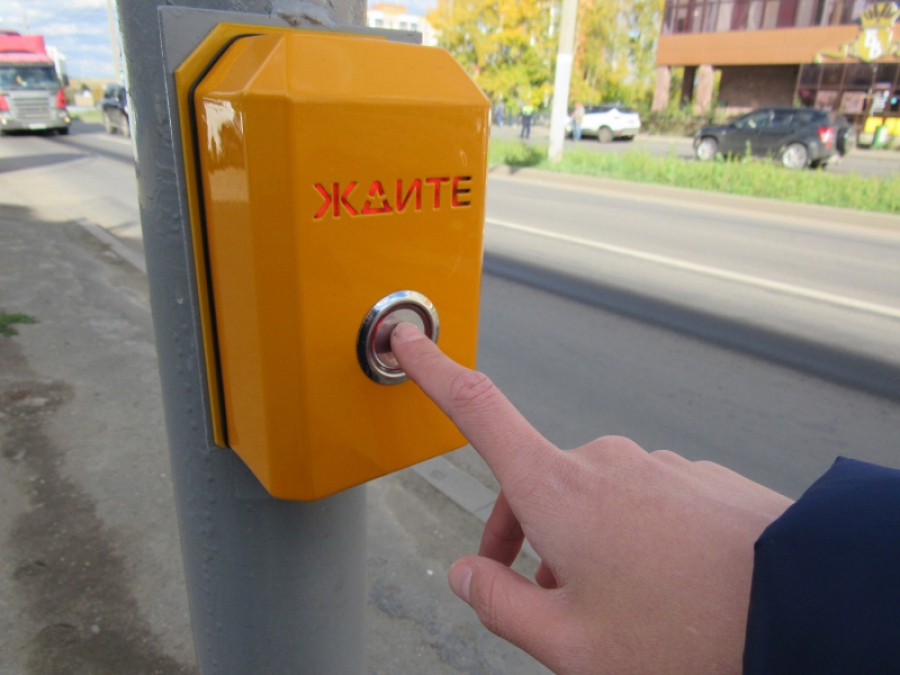 В Костроме через месяц подключат к сетям три новых светофора с кнопкой