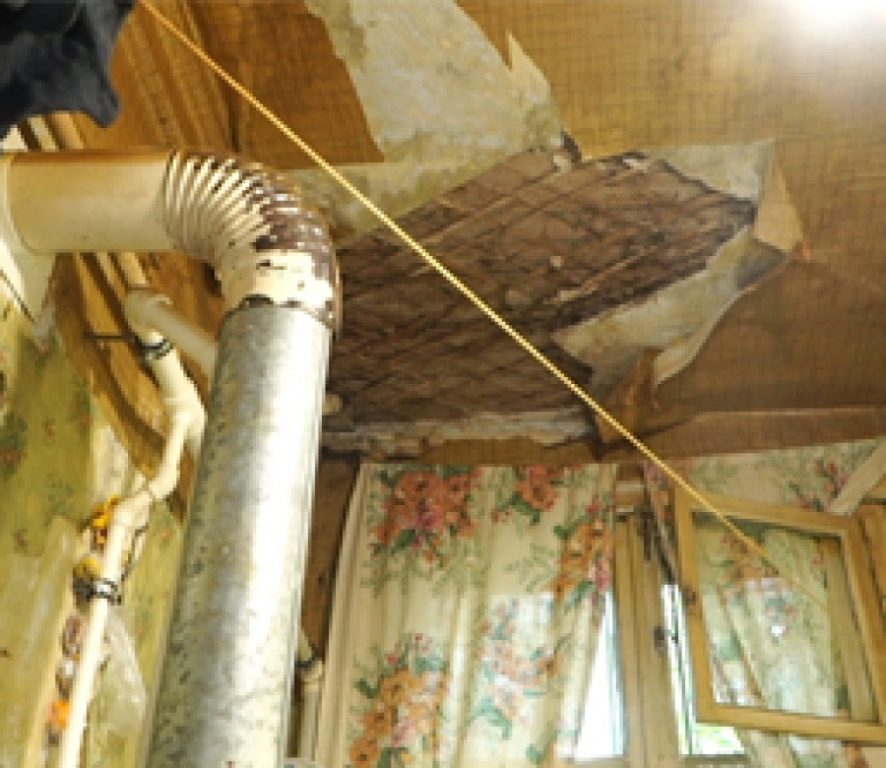 Заложники аварийного жилья: в одной из квартир обвалился потолок