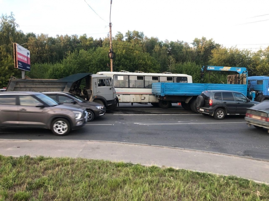 Есть пострадавшие: в Костроме столкнулись ПАЗ, два КАМАЗА и иномарка