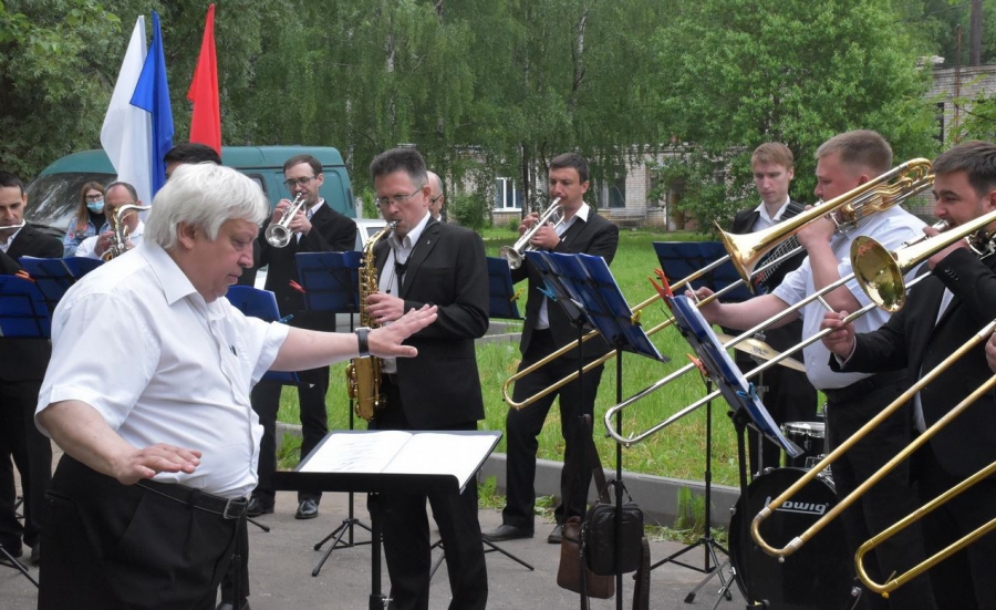 В День России костромские музыканты выступили с концертом перед медиками