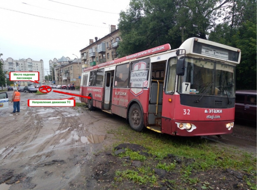 Водитель костромского троллейбуса уронил пожилую костромичку на пол