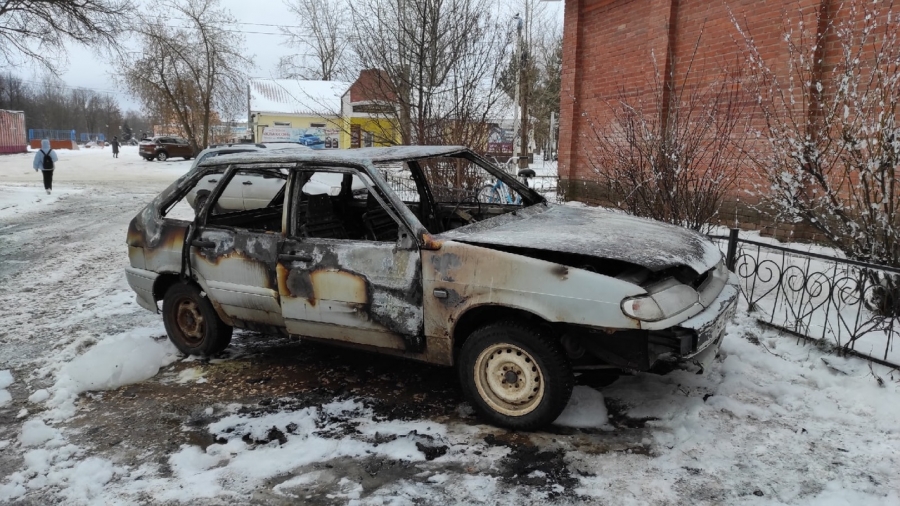 Жуткое зрелище: в Костромской области по непонятным причинам сгорел автомобиль (Видео)