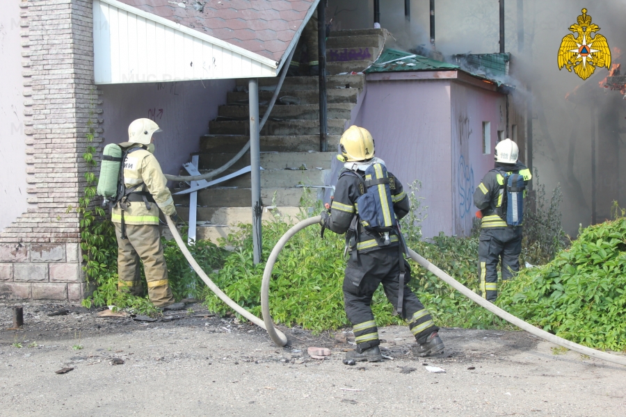 Под Костромой загорелось сгоревшее два месяца назад придорожное кафе