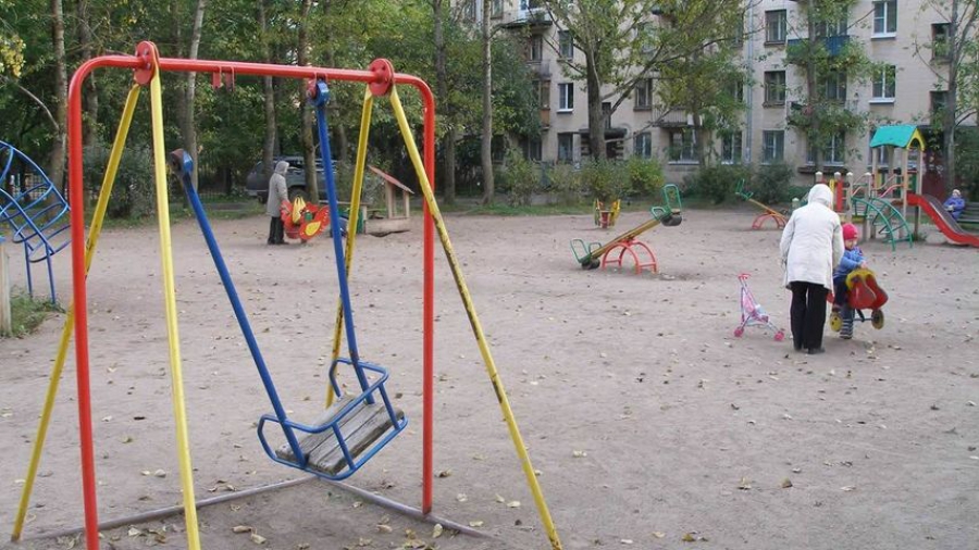 В Костроме проверяют, как перезимовали детские площадки