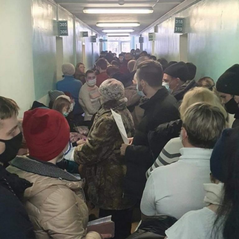Люди падают в обморок: из-за «омикрона» в костромской поликлинике выстроились огромные очереди
