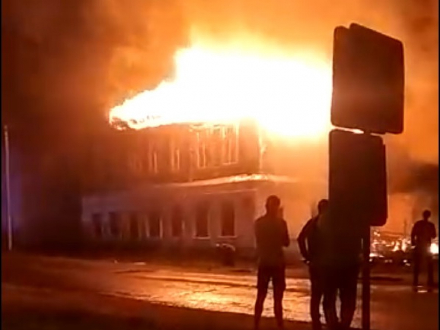В Судиславле сотрудник ГИБДД вытащил бабушку из окна горящего дома (ВИДЕО)