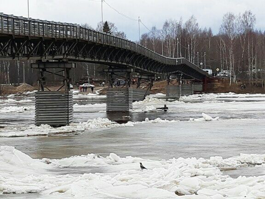 Опоры моста в Костромской области пытаются уберечь от нового обрушения