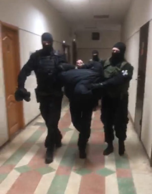 В Костроме задержали 52-летнего мужчину, который научил плохому двух 15-летних девушек (ВИДЕО)