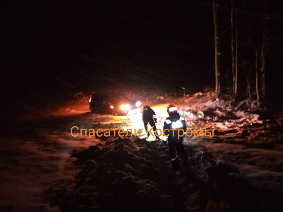 Костромские спасатели не дали ребёнку замёрзнуть на трассе