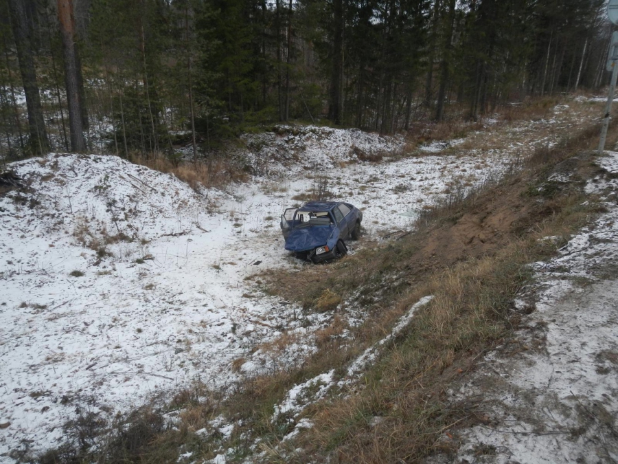 В Костромской области водитель бросил раненого пассажира в машине и скрылся с места ДТП