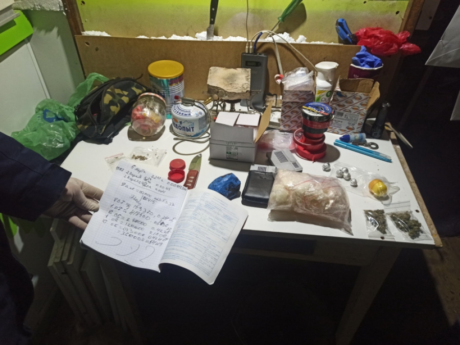 В Костроме наркодилер разбил свой телефон, чтобы скрыть от полицейских места закладок