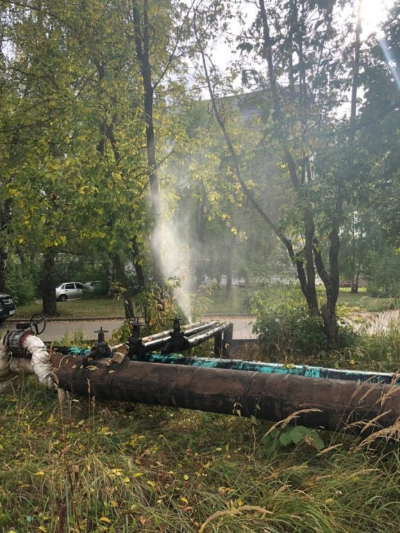 В Костроме обнаружили парящий трубопровод