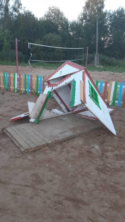 Под Костромой вандалы разгромили детскую площадку (ФОТО)