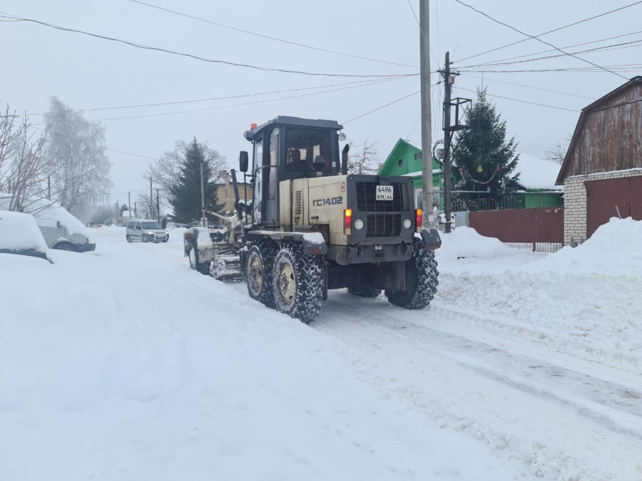 Дошла очередь: в Костроме дорожники приступили к уборке снега со второстепенных улиц