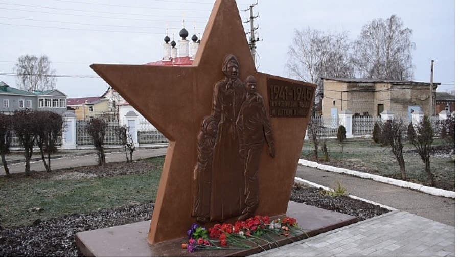 Скандальный памятник труженикам тыла в Костромской области требуют довести до ума