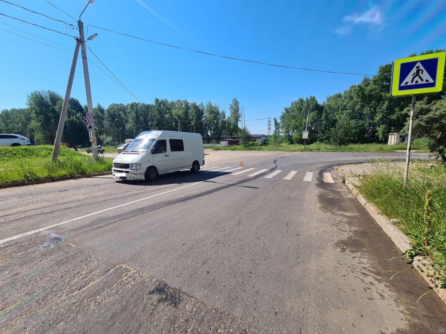 В Костроме мать с сыном оказались под колесами автомобиля