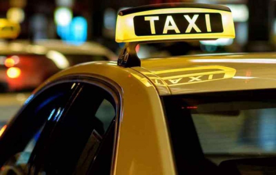 Ушлый костромской таксист, подозреваемый в присвоении денег старушки, почти месяц бегает от полиции
