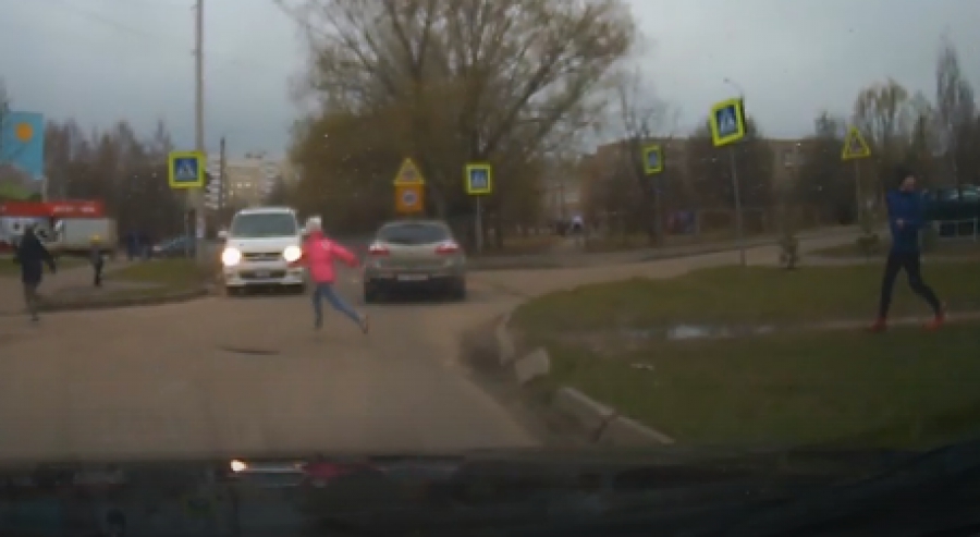 В Костроме дети-камикадзе бросаются под колеса автомобилей (ВИДЕО)