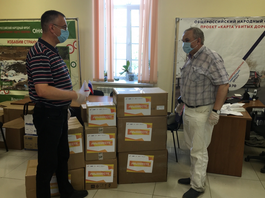 Волонтеры акции #МыВместе передали в Буйскую районную больницу защитные костюмы, очки, маски и респираторы