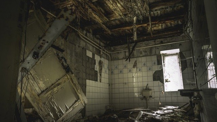 Опасно для жизни: в Костромской области чиновники не хотят сносить ветхие здания