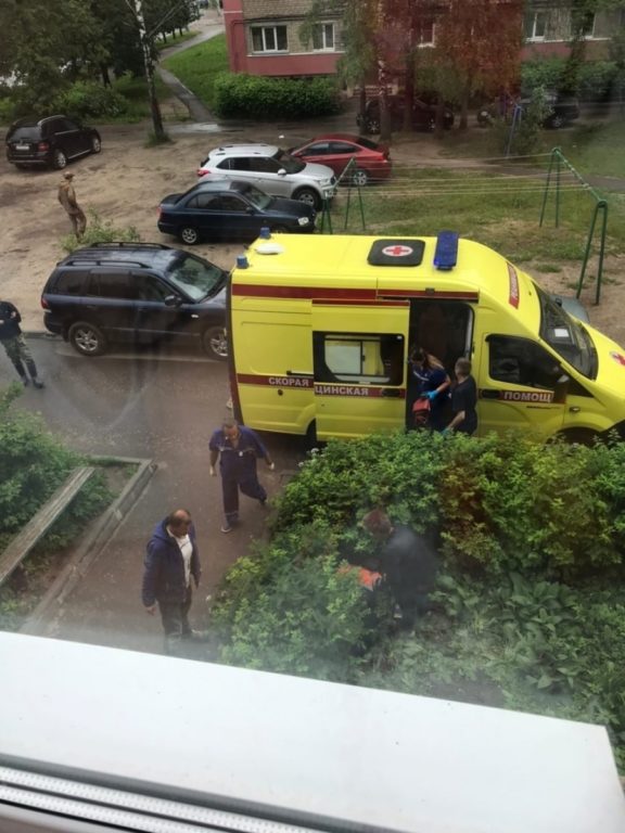 Мужчина, упавший с пятого этажа в Костроме, остался жив, ведется расследование