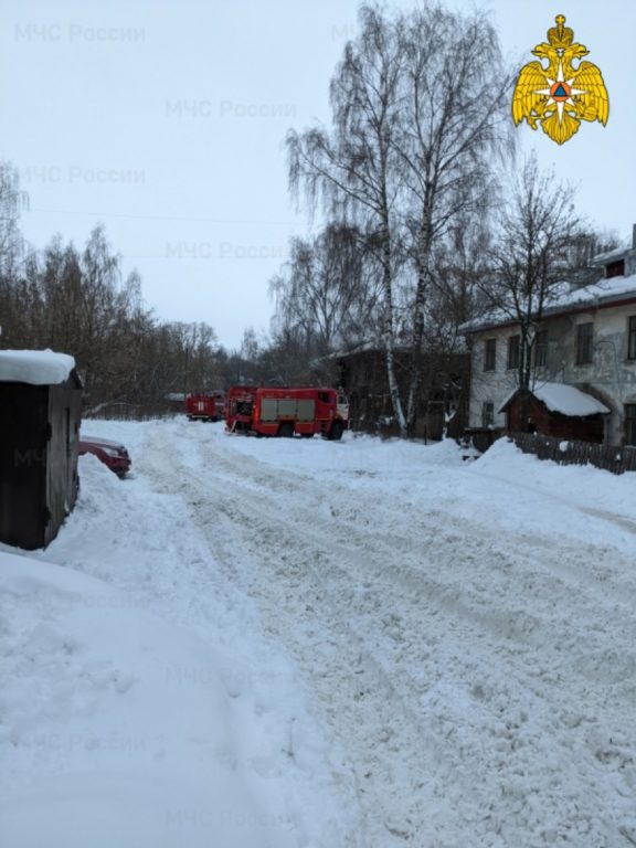 В Костроме продолжается тушение пожара в жилом доме