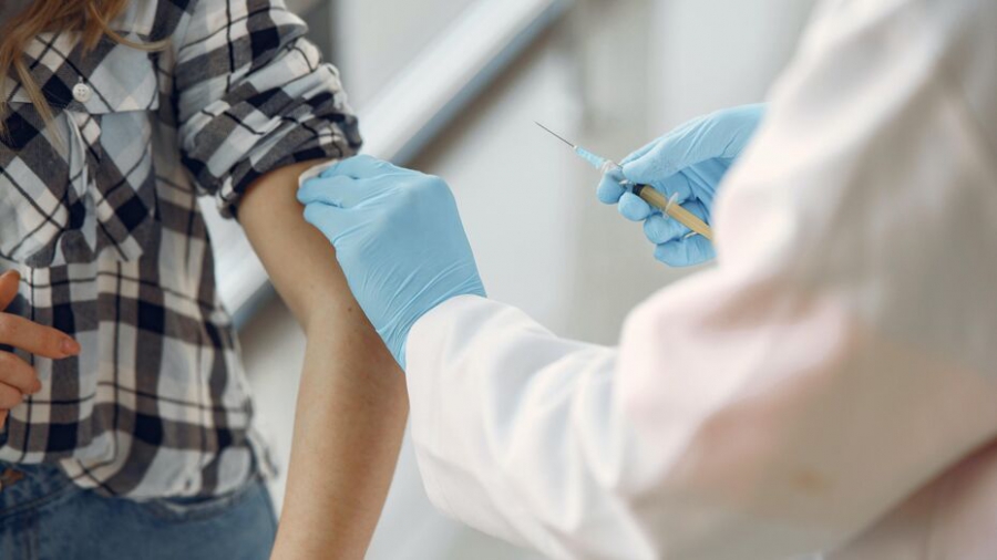 Подросткам заплатят по 15 тысяч рублей за испытание вакцины «Спутник М»