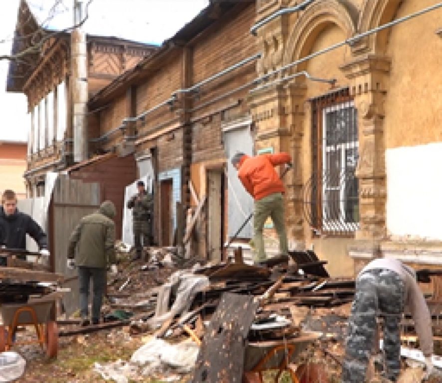 История за слоем пыли: волонтеры очищают от мусора первый железнодорожный вокзал Костромы