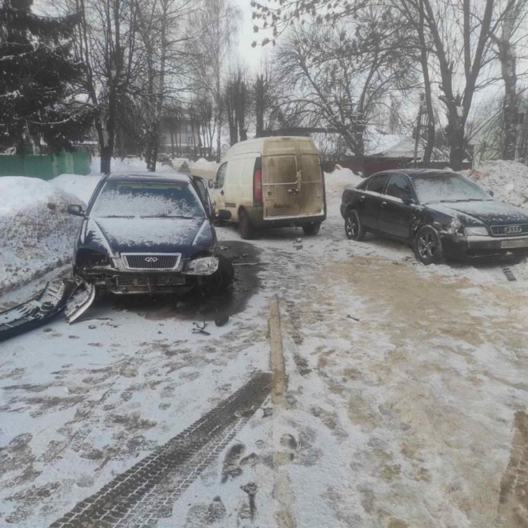 В Костроме произошла тройная авария