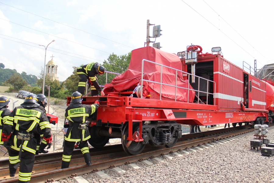 Костромские пожарные готовят пенную атаку на поезд с дизельным топливом