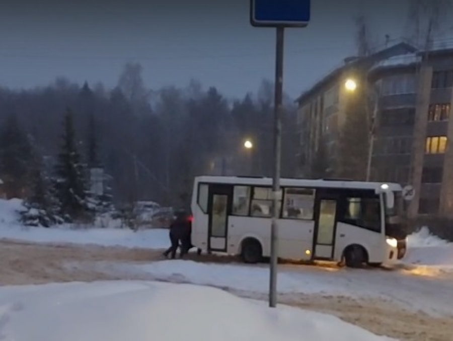В Костроме пассажирам пришлось выталкивать автобус из снежной каши