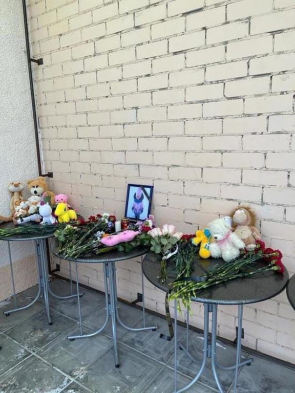 В Костроме организовали стихийный мемориал в память о зверски убитой девочке
