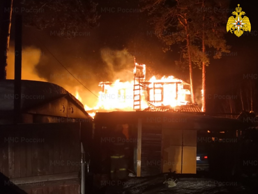 В Красносельском районе мужчина чудом спасся из охваченного пламенем дома